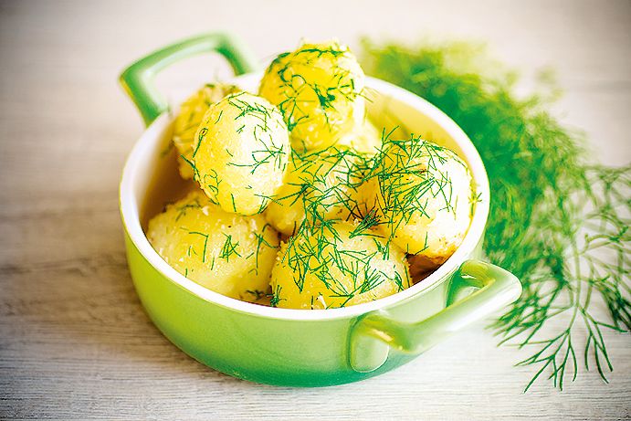 Rané brambory s koprem a máslem jsou lahůdka.