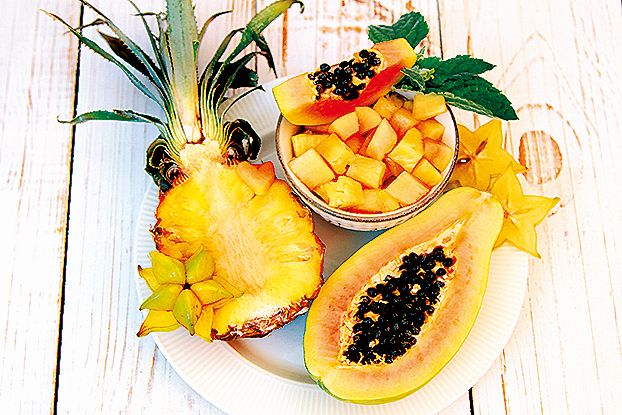 Papája a ananas obsahují enzymy pro lehký peeling.