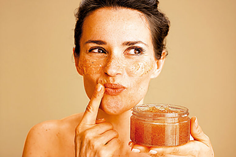 Jeho krystalky odstraňují suché a odumřelé buňky.