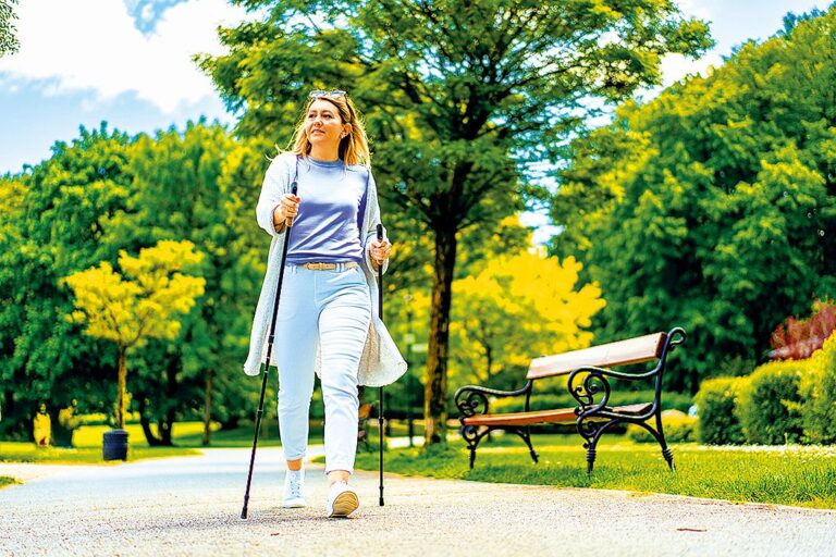 Nejlepší je chodit v přírodě s různým terénem.