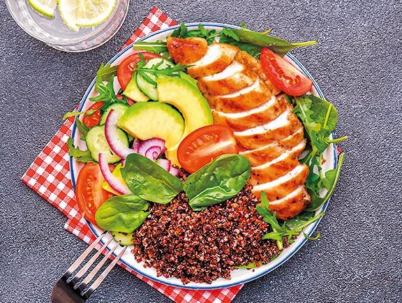 Jídlo má dodat bílkoviny, vlákninu, vitaminy a minerály.