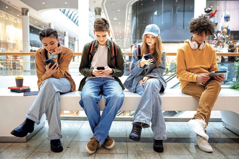 Jejich psaní jsou plná divných zkratek.