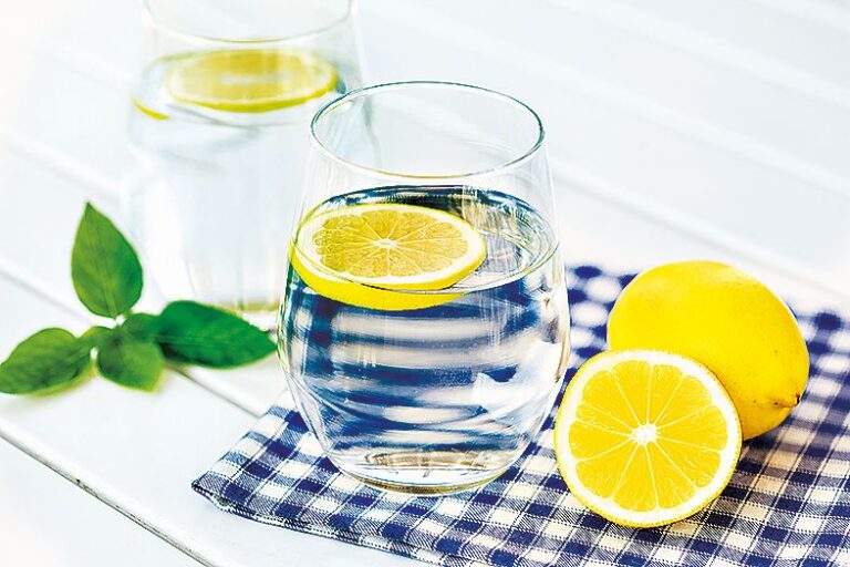 Vodu s citronem vypijte ráno na lačný žaludek.