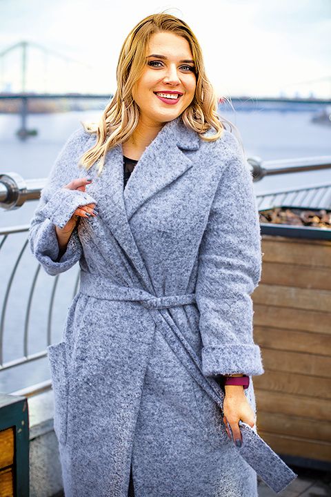 Vypasovaný jarní kabátek bude trefou do černého.