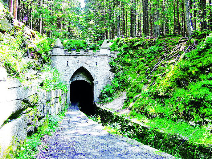 Podzemní tunel Schwarzenberského kanálu je dlouhý 419 metrů.