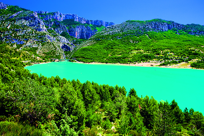 Velké jezero se podobá moři. Koupání v něm stojí za to.