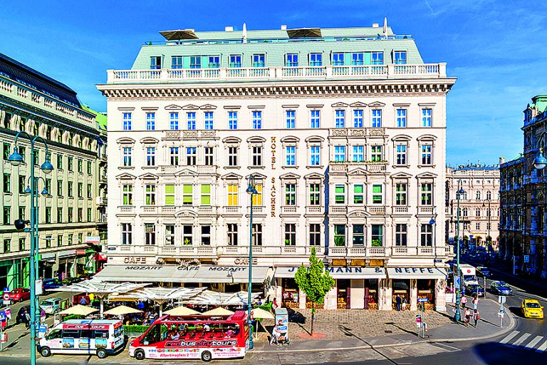 Kde jinde můžete ochutnat nejlepší sachrdort? Přeci v hotelu Sacher!