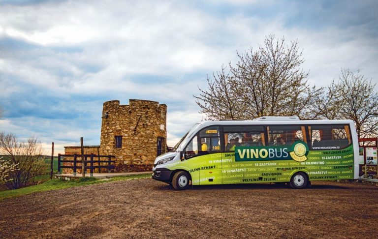 Na konečných zastávkách vinobusu už mívají turisté potíže s rovnováhou.