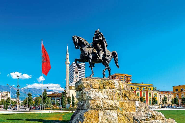 Skanderbeg dal na pamětnou Turkům a dnes je v Tiraně jeho jezdecká socha.