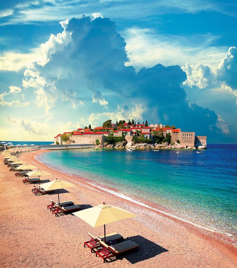 Ve Sveti Stefan je těžké sehnat ubytování. Za pokus to ale stojí.