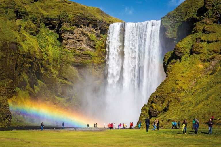 Nádherný Skógafoss. Chcete večer usínat s burácením padající vody kousek od stanu?