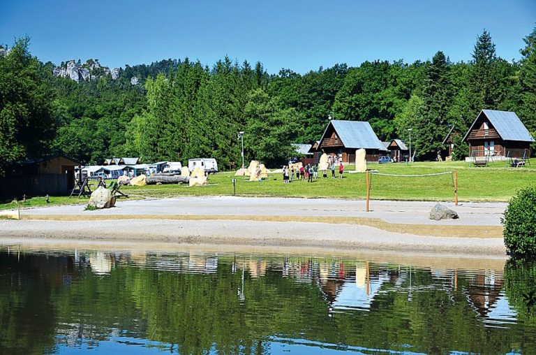 Přeběhnete hřiště na plážový volejbal a můžete se vrhnout do čisté vody rybníka Bažantník.