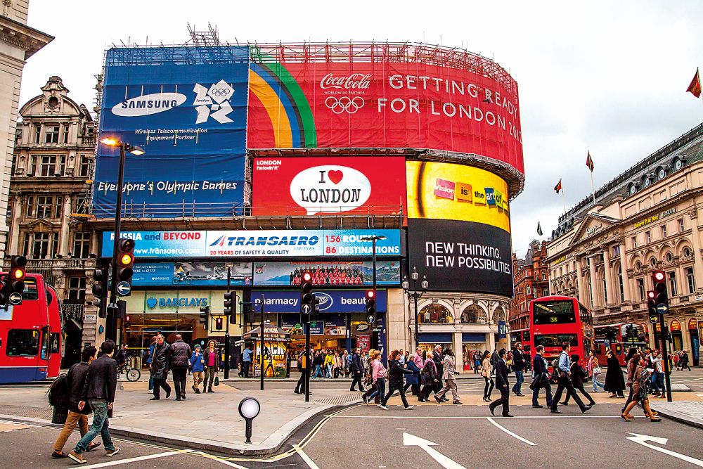 Na náměstí Picadilly Circus září reklamy 24 hodin denně.