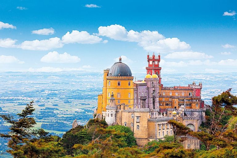 Palác Pena nad městem Sintra patří k divům Portugalska.