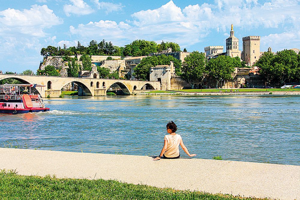 Avignon. Starý most končí v půlce řeky Rhôny.