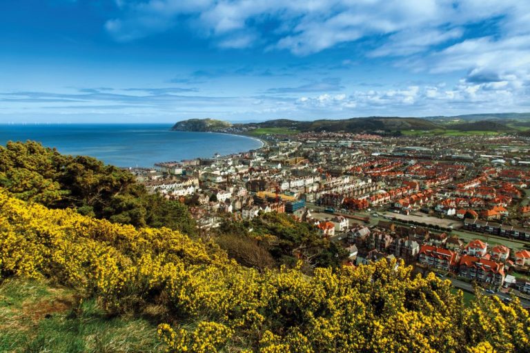 Pohled na zátoku a staré velšské město s názvem Llandudno.