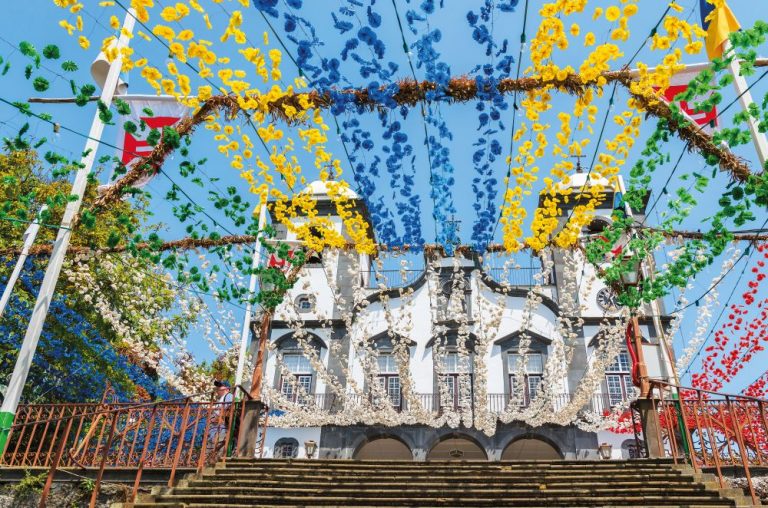 Katedrála Nossa Senhora do Monte se při různých svátcích zdobí květinami a girlandami.