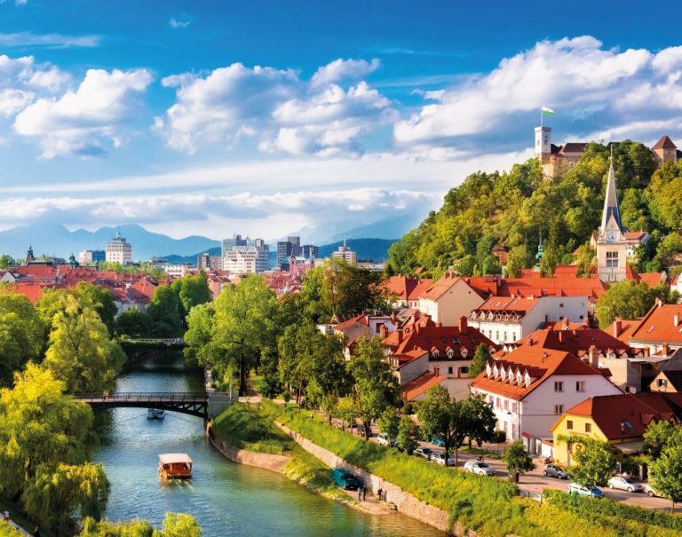 Ljubljanski grad nad Ljubljanicí, pohled z prvního mrakodrapu Nebotičnik.