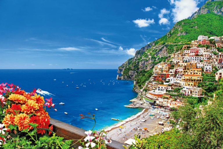 Positano není nafukovací, a tak se naštěstí příliv turistů úředně reguluje.