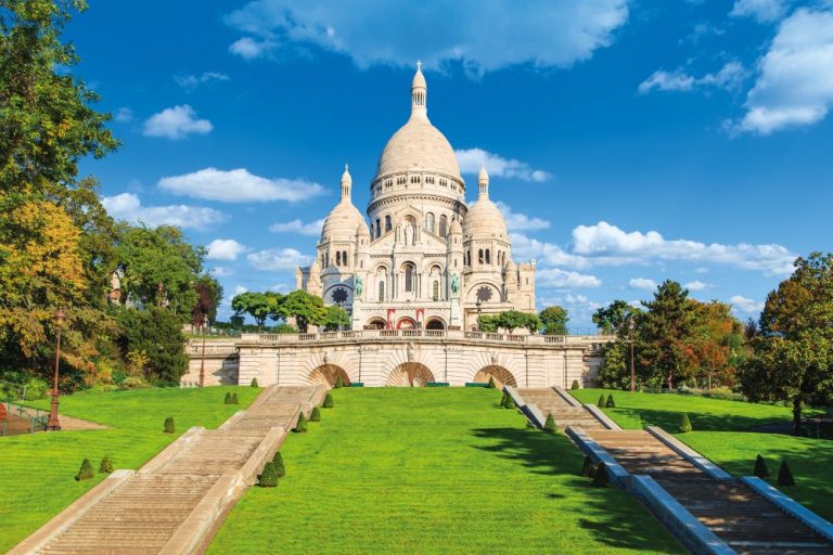 Kostelíček Sacré Coeur na vrcholu Montmartru je vlastně novodobý, ale pasuje sem výborně.