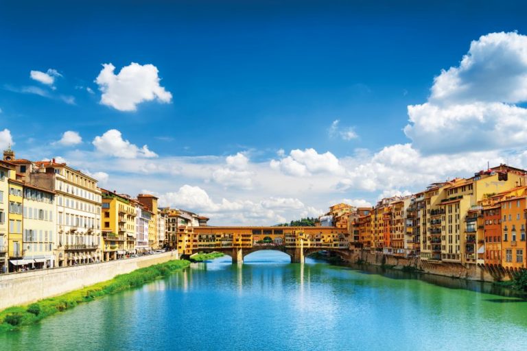 Slavný patrový most Ponte Vecchio s krámky, kde dnes spíše než zlato koupíte suvenýry.