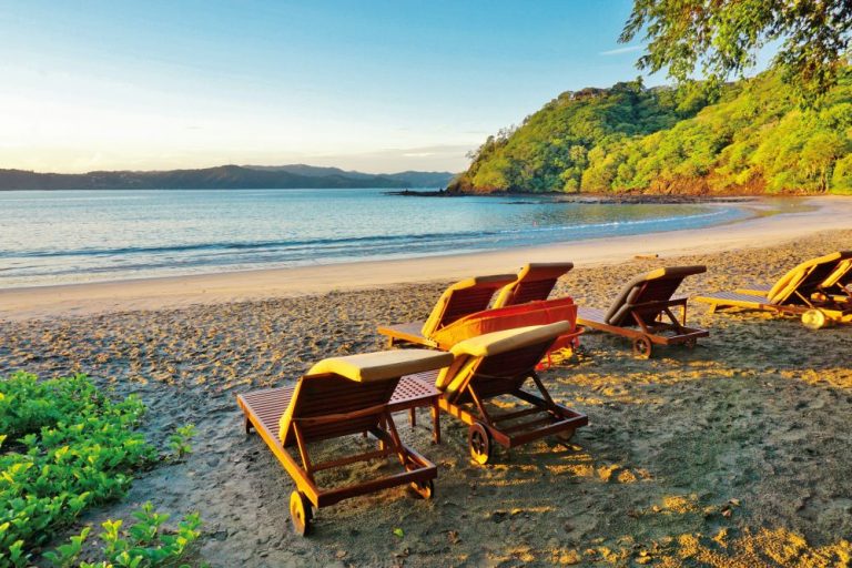 Pláž v zátoce na poloostrově Peninsula Papagayo s výhledem na Tichý oceán.