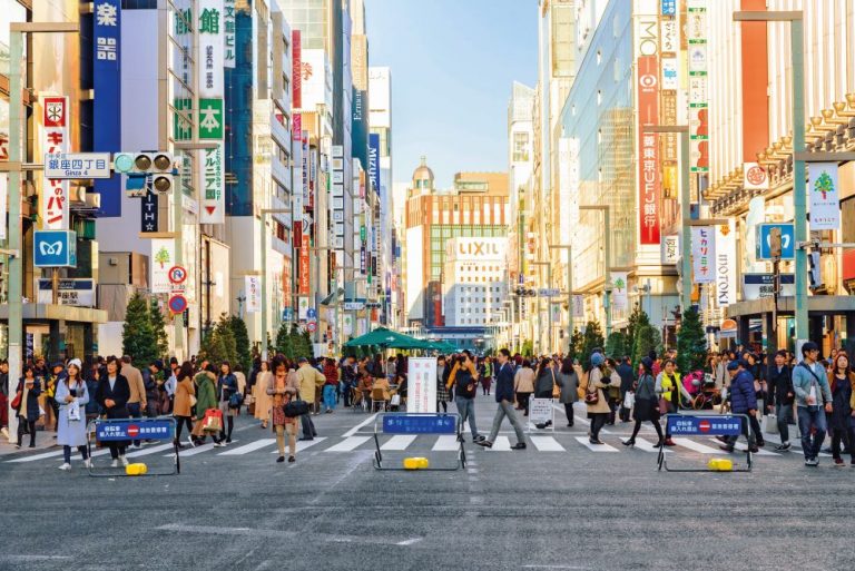 Ginza je takový japonský Manhattan. Kdysi tu byly dřevěné domy, dnes tu pulzuje velký byznys.