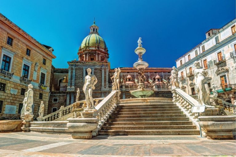 Na náměstí Piazza Pretoria najdeme nádhernou barokní kašnu, které se kvůli nahým sochám říká „hanbatá“.