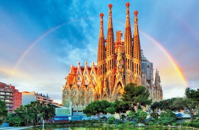 Slavný Gaudího chrám Sagrada Familia se staví z milodarů dodnes.