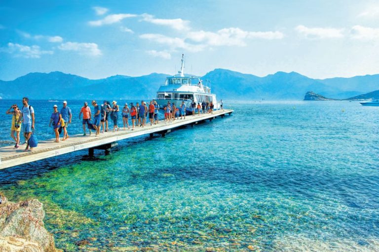 Na molo v L‘Ile de Rousse vystupují noví turisté. A místní hotýlky a taverny už jsou připravené.