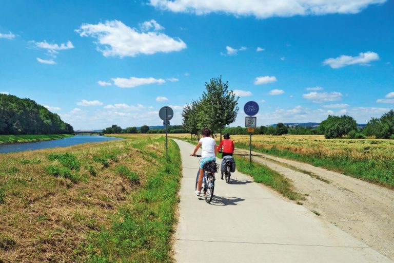 Rovinka kolem Baťova kanálu je k výletu jako stvořená. Nebo libo přesednout na loď?