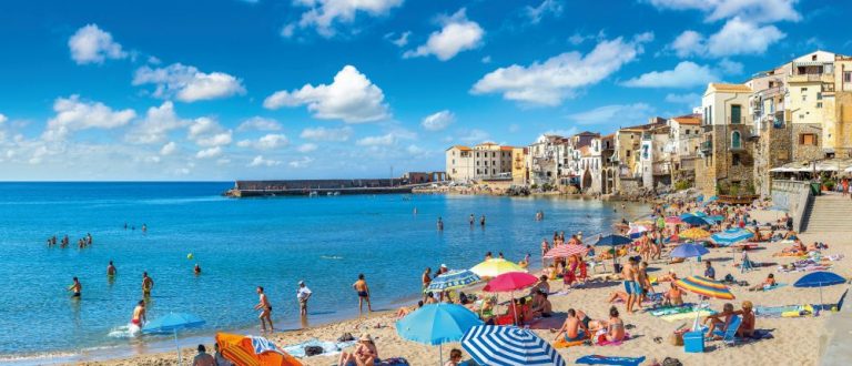 Sandy Beach v Cefalu na severu Sicílie. To je pohodička, viďte?