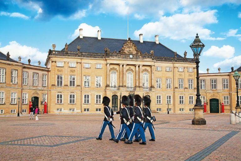 Amalienborg. Tak nám tu královnu, hoši, pěkně hlídejte!